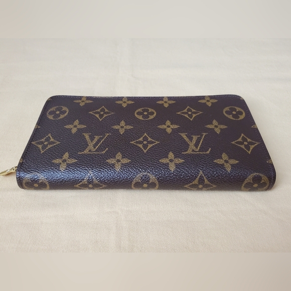 Louis Vuitton Monogram Zippy Wallet - Picture 4 of 16